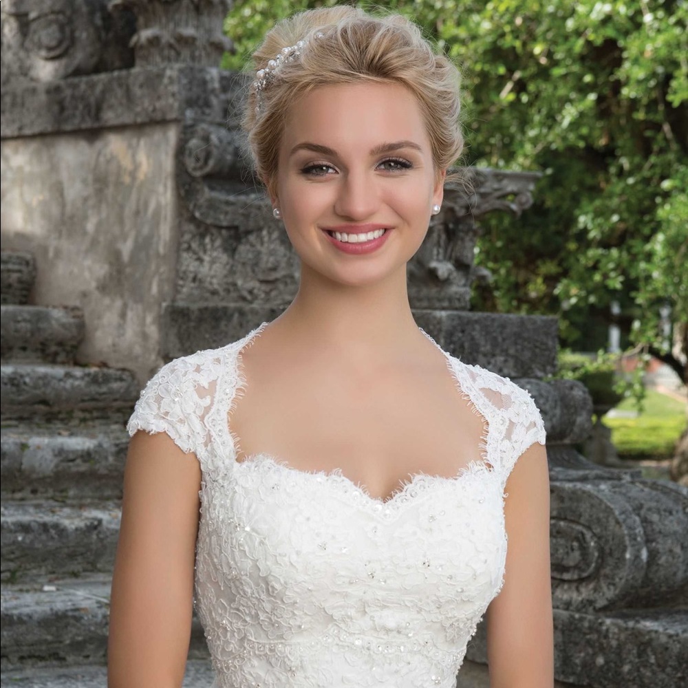 Brand New, Never Worn Wedding Dress